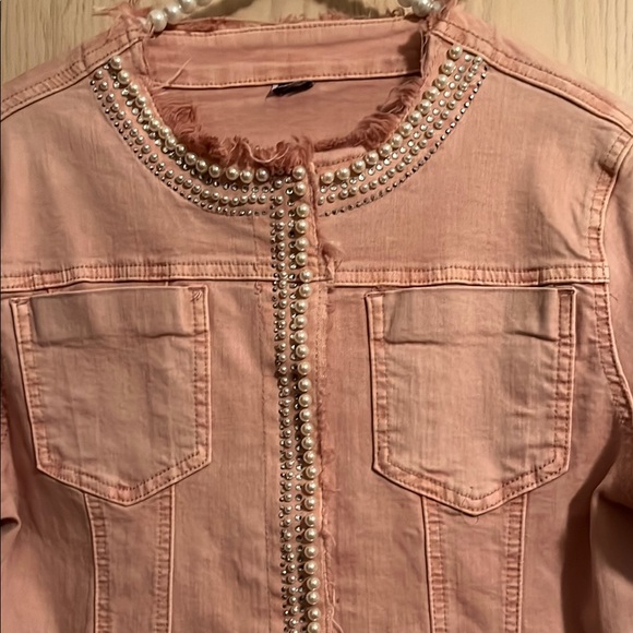 Stylish Pink Denim Jacket with Pearl Details - Picture 4 of 14